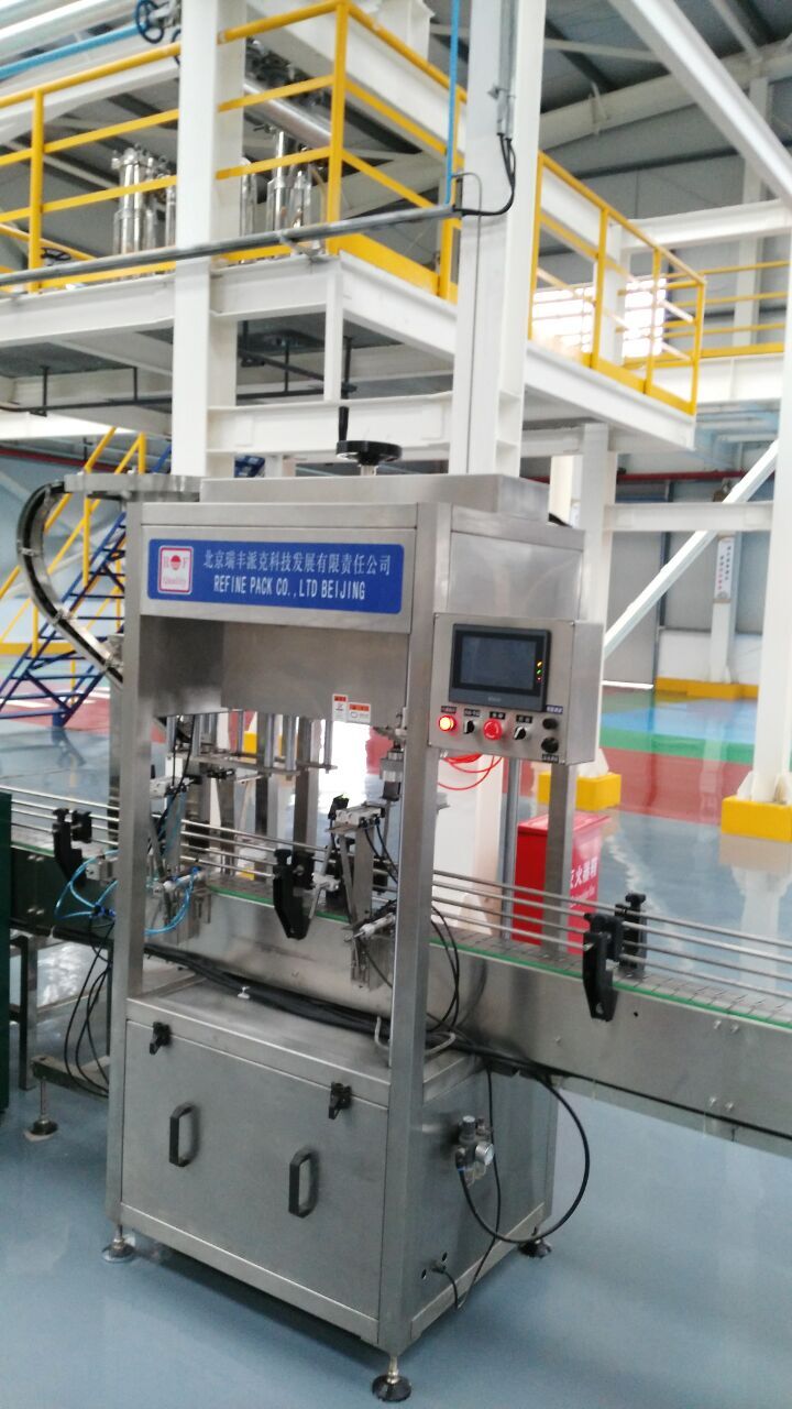 4升灌裝線中的旋蓋機(jī)及自動(dòng)理該機(jī)