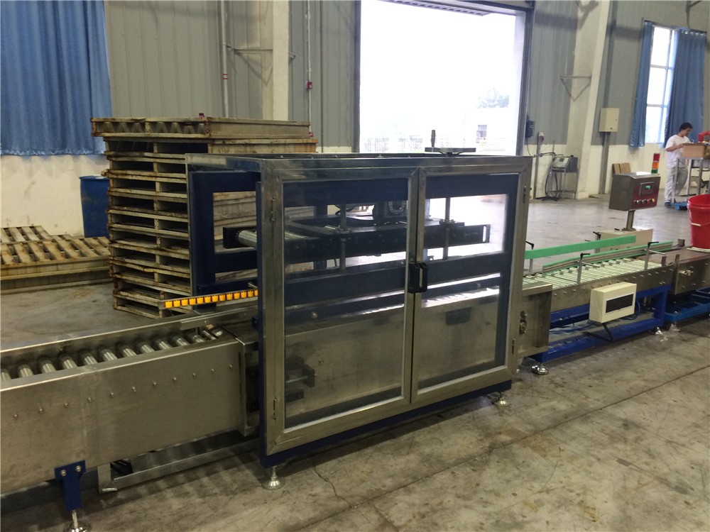 20升灌裝線中的滾壓蓋機(jī)